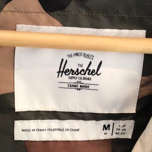 Herschel packable coach windbreaker. Men, size Medium. - Picture 5 of 6